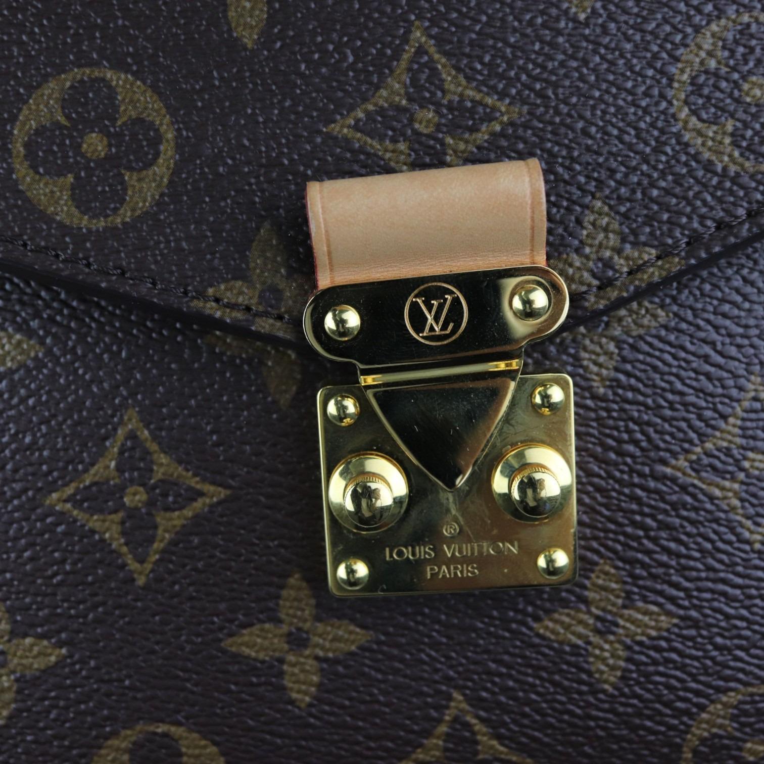 Louis Vuitton Pochette Metis Monogram Canvass, Gold-tone Hardware