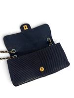 将图片加载到图库查看器，Chanel Surpique Flap Bag, Chevron Calfskin Gold-tone Hardware
