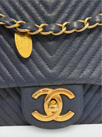 将图片加载到图库查看器，Chanel Surpique Flap Bag, Chevron Calfskin Gold-tone Hardware
