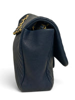 将图片加载到图库查看器，Chanel Surpique Flap Bag, Chevron Calfskin Gold-tone Hardware
