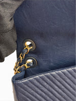 将图片加载到图库查看器，Chanel Surpique Flap Bag, Chevron Calfskin Gold-tone Hardware

