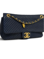 将图片加载到图库查看器，Chanel Surpique Flap Bag, Chevron Calfskin Gold-tone Hardware
