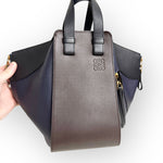 Charger l&#39;image dans la galerie, Loewe Hammock Bag Small, Chocolate and Navy Grained Calfskin, Gold-tone Hardware
