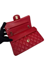 将图片加载到图库查看器，Chanel Timeless Classic Small 19B True Red Caviar Gold-tone Hardware
