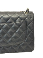将图片加载到图库查看器，Quilted black handbag on a white background
