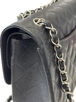 将图片加载到图库查看器，Close-up of a black quilted handbag with a chain detail on a white background
