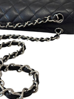 将图片加载到图库查看器，Close-up of a black quilted handbag with silver chain strap on a white background
