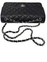 将图片加载到图库查看器，Black quilted handbag with a chain strap on a white background
