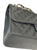 将图片加载到图库查看器，Quilted gray handbag with a chain strap on a white background
