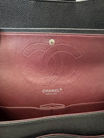 将图片加载到图库查看器，Close-up of a Chanel handbag with the brand logo and &#39;Made in Italy&#39; text.
