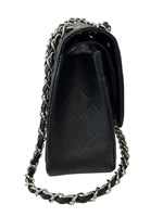 将图片加载到图库查看器，Black quilted handbag with a chain detail on a white background
