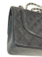 将图片加载到图库查看器，Quilted gray handbag with a chain strap on a white background
