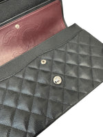 将图片加载到图库查看器，Close-up of a quilted black handbag with gold buttons on a white background
