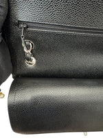 将图片加载到图库查看器，Close-up of a black leather bag with a zipper
