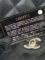 将图片加载到图库查看器，Chanel handbag with authenticity tag and brand logo
