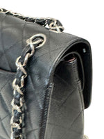 将图片加载到图库查看器，Black quilted handbag with silver chain detail on a white background
