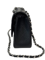 将图片加载到图库查看器，Black quilted handbag with a chain strap on a white background
