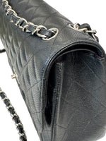 将图片加载到图库查看器，Close-up of a black quilted handbag with a chain detail on a white background
