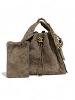 将图片加载到图库查看器，Brown suede handbag with gold chain and Chanel logo on a white background

