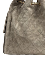 将图片加载到图库查看器，Quilted gray handbag with gold chain handle on a white background
