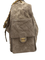 将图片加载到图库查看器，Quilted beige handbag with gold chain and logo on a white background
