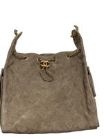 将图片加载到图库查看器，Brown handbag with gold chain and hardware on a white background
