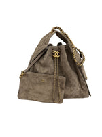 将图片加载到图库查看器，Brown suede handbag with gold chain and hardware on a white background
