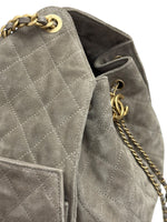 将图片加载到图库查看器，Gray quilted handbag with gold chain detail on a white background
