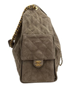 将图片加载到图库查看器，Quilted brown handbag with gold chain strap on a white background
