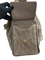 将图片加载到图库查看器，Gray quilted handbag with a gold clasp on a white background

