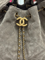 将图片加载到图库查看器，Gray quilted handbag with gold chain and CC logo

