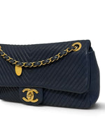 将图片加载到图库查看器，Chanel Surpique Flap Bag, Chevron Calfskin Gold-tone Hardware
