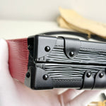将图片加载到图库查看器，Close-up of a black suitcase handle with a blurred background
