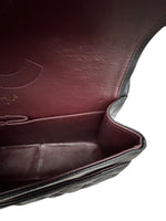 将图片加载到图库查看器，Chanel Timeless Classic Jumbo Black Caviar Gold-tone Hardware
