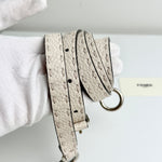 将图片加载到图库查看器，Light beige leather strap with a ring on a white surface
