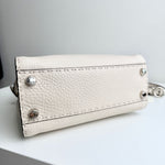将图片加载到图库查看器，White leather wallet with silver accents on a light gray background
