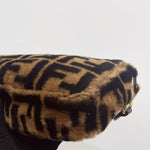 将图片加载到图库查看器，Fur beret with a pattern on a white background
