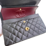 Charger l&#39;image dans la galerie, Gray quilted handbag with red interior and gold hardware on a white background
