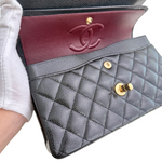 Charger l&#39;image dans la galerie, Chanel handbag with quilted design and red flap held by a gloved hand.
