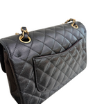 Charger l&#39;image dans la galerie, Quilted black handbag with gold hardware on a white background
