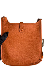 将图片加载到图库查看器，Hermès Evelyne TPM – Orange Clemence Leather Gold-tone Hardware
