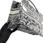 Charger l'image dans la galerie, Dior Medium Book Tote – Black &amp; White Toile de Jouy
