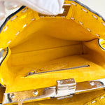 将图片加载到图库查看器，Close-up of a yellow handbag with visible stitching and a gold clasp.
