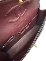 将图片加载到图库查看器，Close-up of a Chanel handbag with visible branding.
