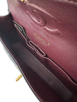 将图片加载到图库查看器，Close-up of a Chanel handbag with visible branding.
