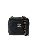 将图片加载到图库查看器，Black quilted handbag with gold chain and CC logo on a white background
