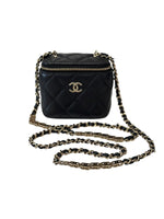 将图片加载到图库查看器，Black quilted handbag with gold chain strap on a white background
