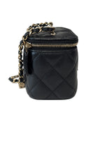 将图片加载到图库查看器，Black quilted handbag with gold chain strap on a white background
