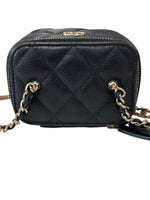 将图片加载到图库查看器，Black quilted handbag with gold chain strap on a white background
