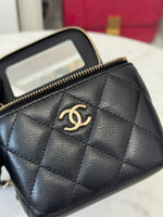 将图片加载到图库查看器，Black quilted leather wallet with gold logo on a blurred background
